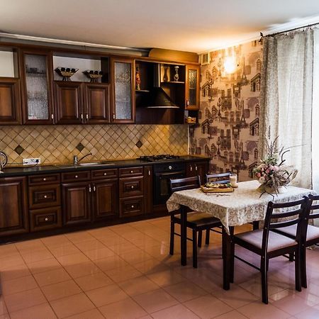 Golden Park Apartments Umanʼ 外观 照片